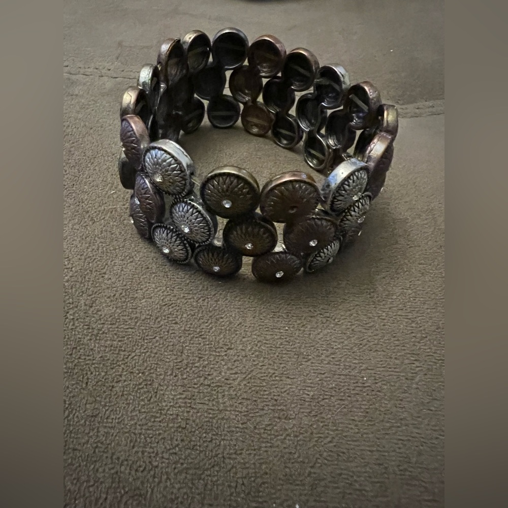 Gray Metal Shield Disc & Diamond Stretch Bracelet